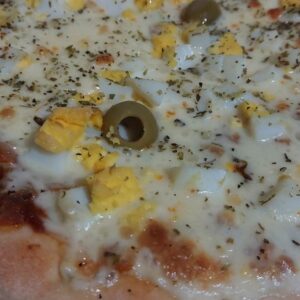 Pizza muzzarella y huevo
